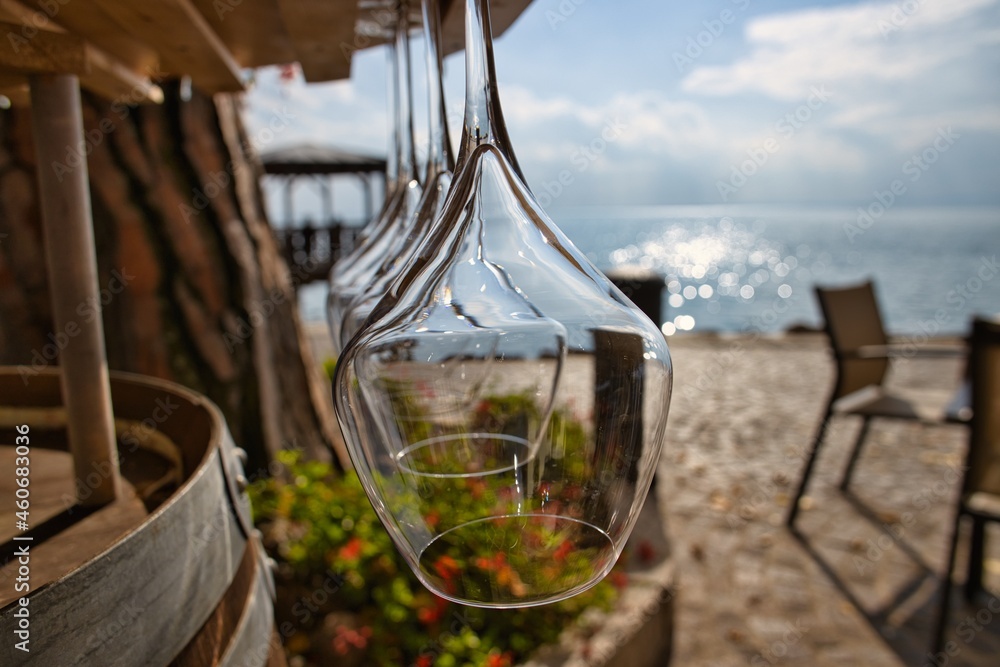 Obraz premium Wine bar sul lago di garda con bicchiere