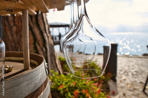 Wine bar sul lago di garda veneto con bicchiere e botte photo