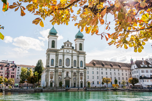 Wallpaper Mural Luzern, Jesuitenkirche, Kirche, Reuss, Jesuitenplatz, Altstadt, Stadt, Altstadthäuser, Stadtrundgang, Herbst, Herbstfarben, Herbstlaub, Zentralschweiz, Schweiz Torontodigital.ca
