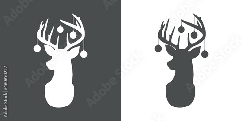 Banner con silueta de cabeza de rena con bolas de navidad de adorno en fondo gris y fondo blanco
