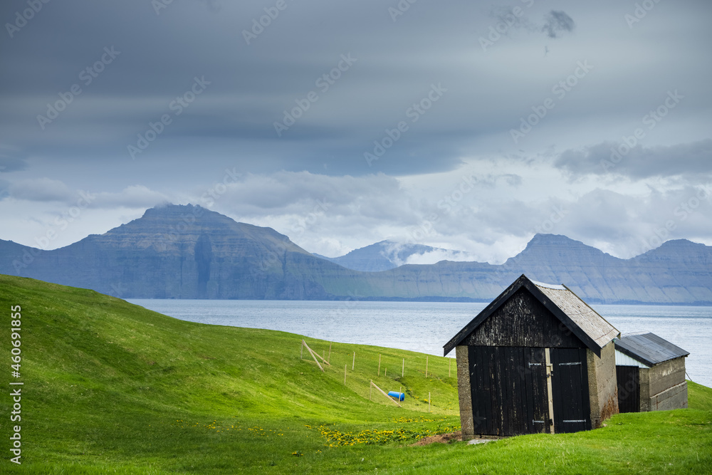 einsame Hütte am Fjord, Färöer Inseln