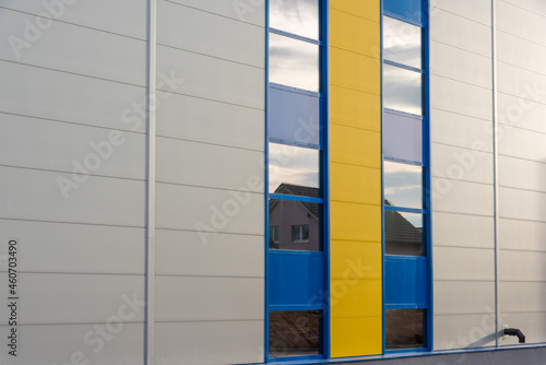 Fotografie A single-family house is reflected in an office building in Germany