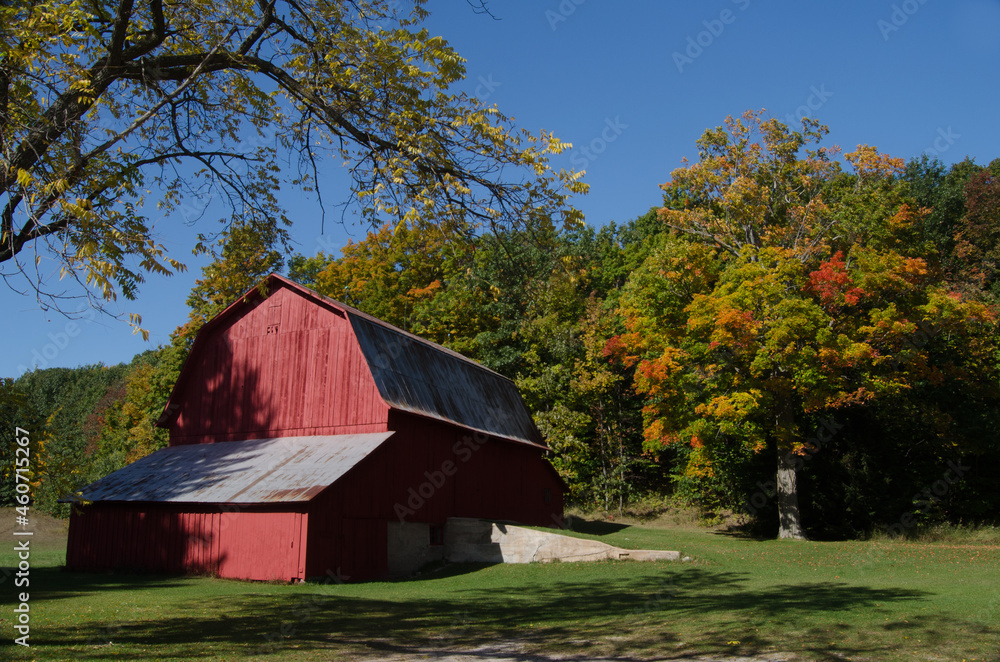 Obraz premium red barn in autumn