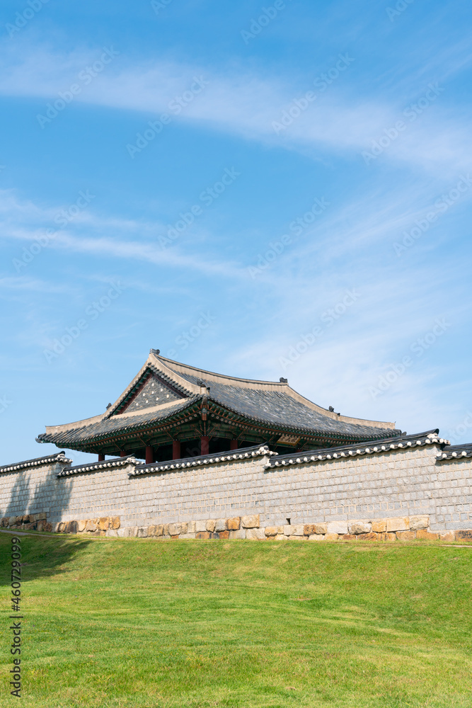 Obraz premium Hwaseong Fortress Dongjangdae Korean traditional architecture in Suwon, korea (Translation is Yeonmudae)