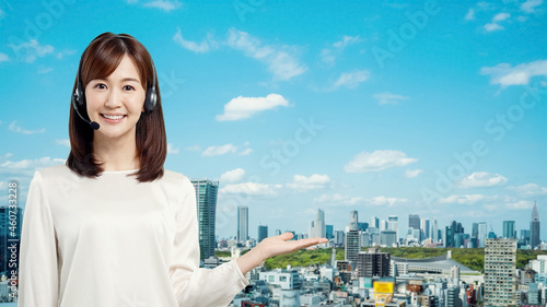 Tableau sur toile 青空の街を紹介する女性　女子アナ　気象予報士　天気予報