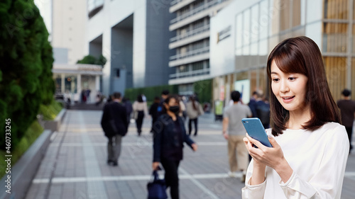 街でスマホを使う女性