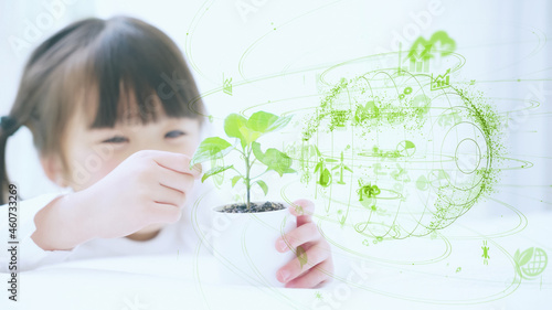 植物を見る少女 環境イメージ サステナブル SDGs