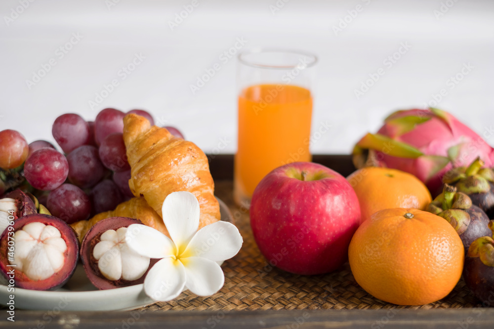 Focus on fruit. In a hotel room with fruit, place a tray on the bed to welcome the arrival of VIP guests Focus on fruit. In a hotel room with fruit, place a tray on the bed to welcome the arrival of VIP guests