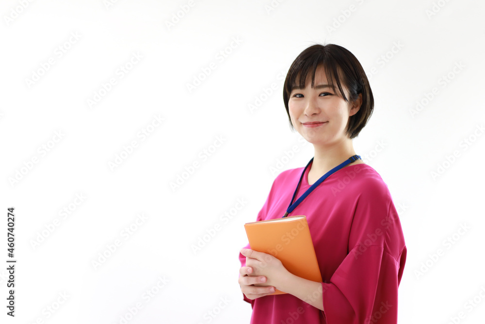 スケジュール帳を持つ女性社員 スケジュール帳を持つ女性社員