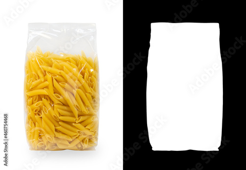 Fotografía Transparent plastic pasta bag penne rigate