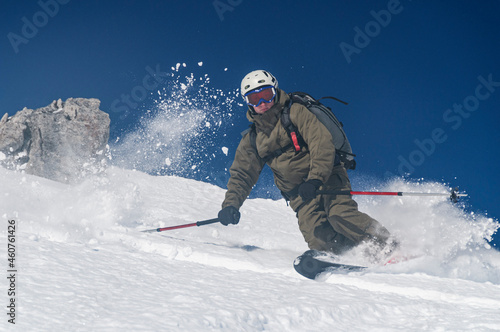 Gekonnt Skifahren im freien Gelände im Telemark-Stil