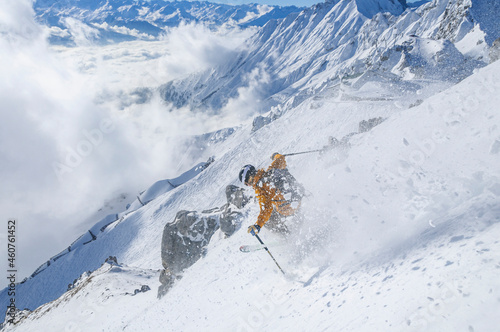 Freeskiing an einem steilen Hang an der Nordkette hoch über Innsbruck photo