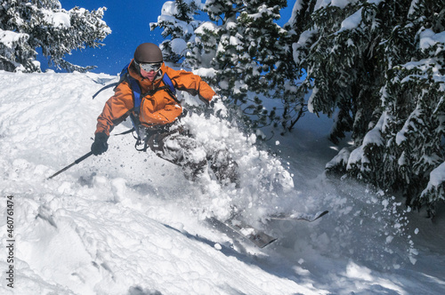 Sportlich Skifahren im freien Gelände