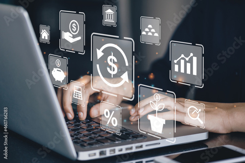 Foto Businessman using a computer to Concept of fund financial investment management