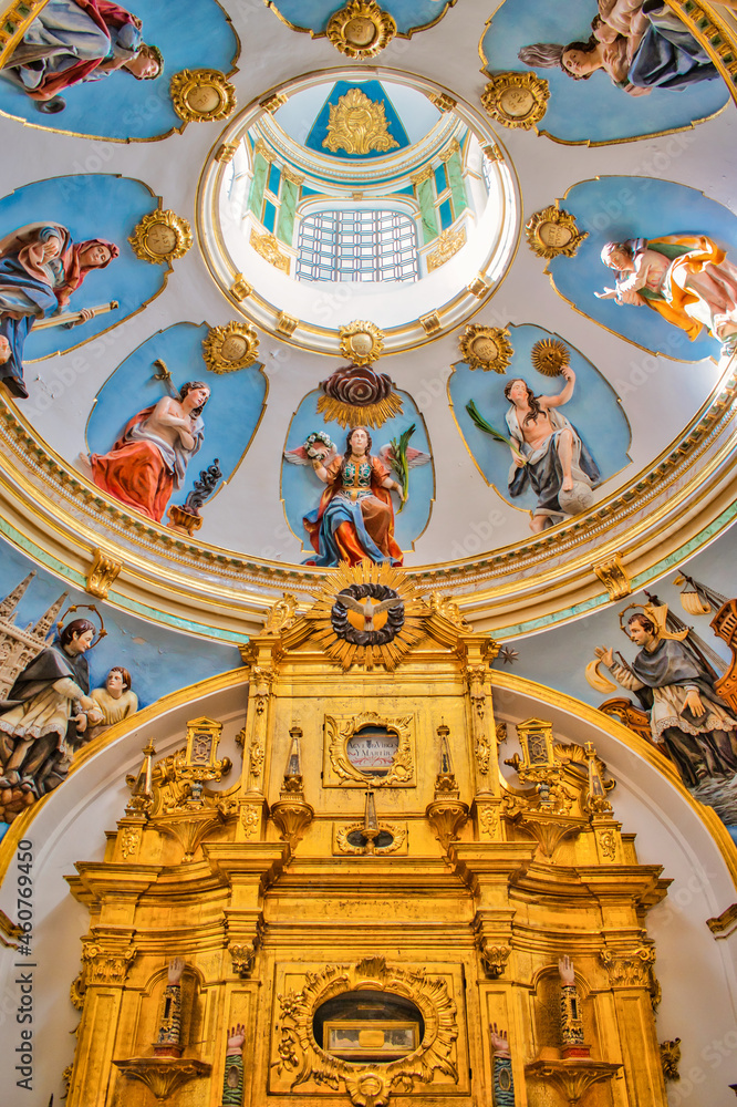 Bóveda de San Juan de Sahagún con pinturas murales de santa Catalina y Santa María Magdalena en la catedral de Burgos, España