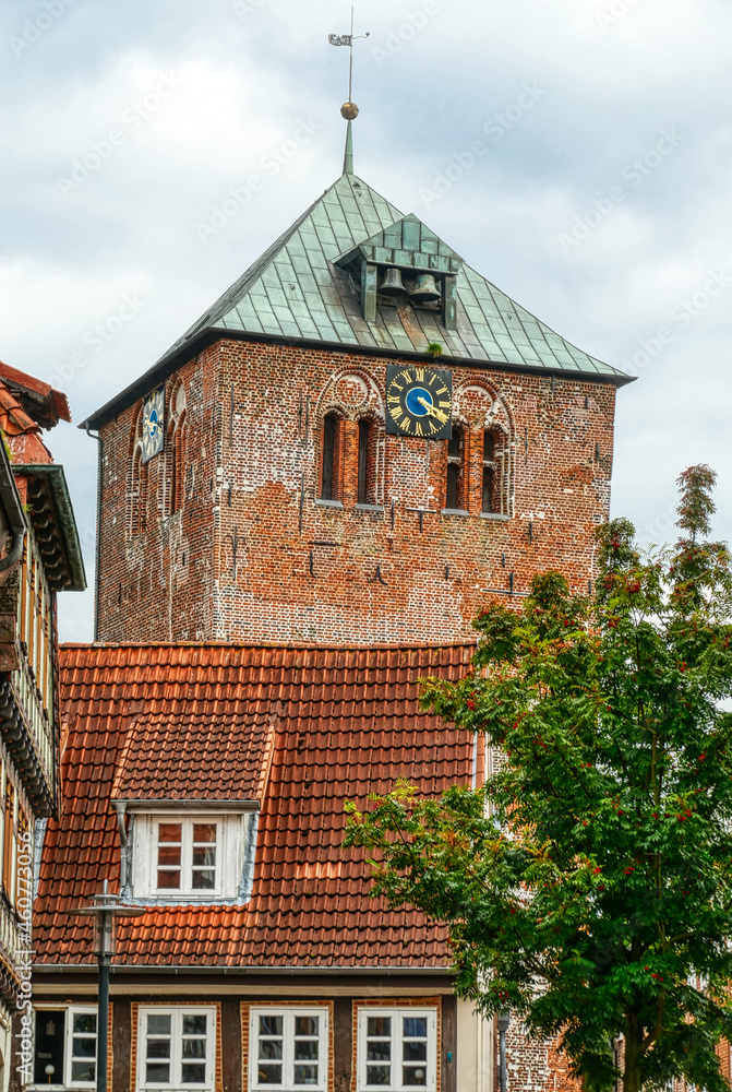 Fototapeta premium Historische Kirchengebäude in der Altstadt von Stade