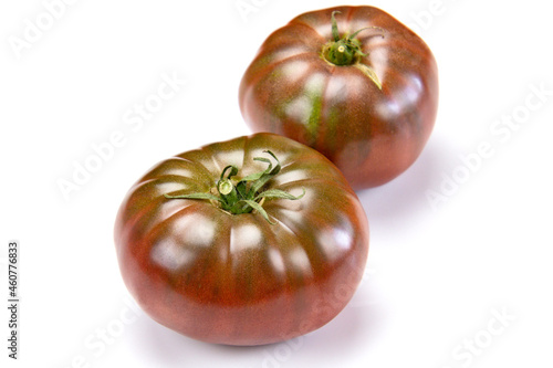 tomate rouges et noires sur un fond blanc photo