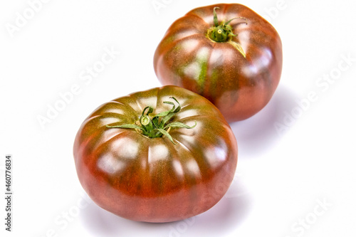 tomate rouges et noires sur un fond blanc