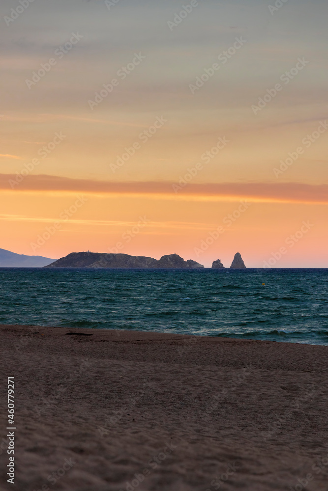 Obraz premium medes islands at sunset from pals beach