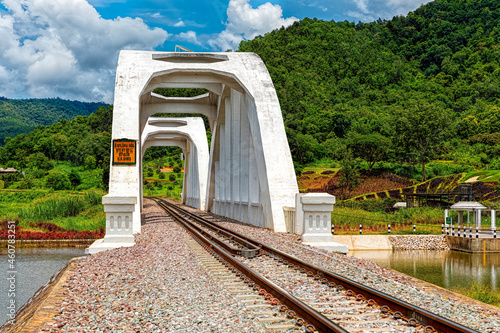 Ban Tha Chomphu White Bridge: photo