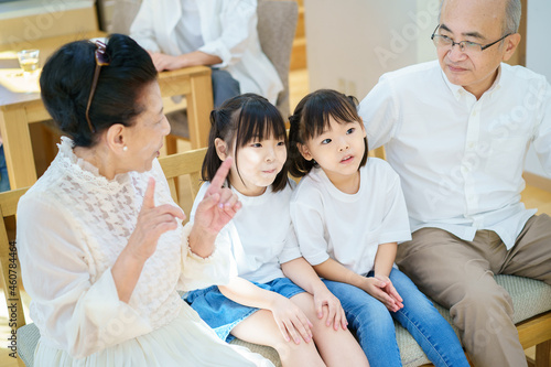 祖父母と話す孫娘たち