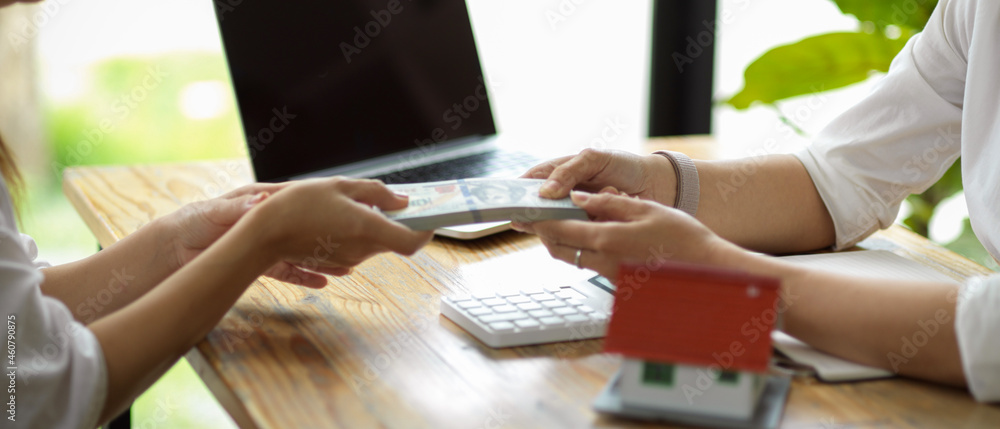 Female Paying A Deposit On House Or Apartment To Real Estate Agent Foto 