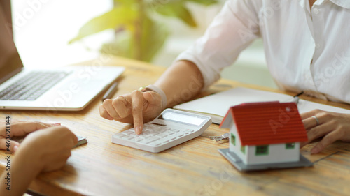 Cuadro en lienzo A female real estate agent estimates housing costs for a new client