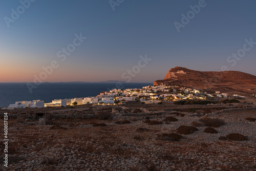 Vista panoramica del villaggio di Chora al crepuscolo, isola di Folegandros GR 