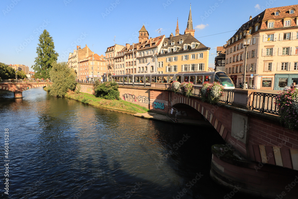 Straßburg; Straßenbahn am Quai Desaix, Illufer an der Pont National