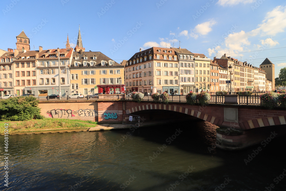 Romantisches Straßburg; Blick vom Quai Saint-Jean and der Pont National zur Altstadtinsel