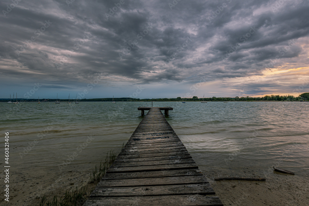 Fototapeta premium Steg in Wasser