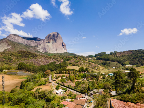 Visão aérea da Pedra Azul, com vegetação, casas, vilarejo e igreja. Na região de montanhas em Domingos Martins no Espírito Santo, Brasil. photo