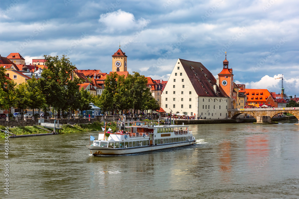 Obraz premium Regensburg bridge tower, Stone bridge and old urban salt barn Salzstadel, view from the east, eastern Bavaria, Regensburg, Germany