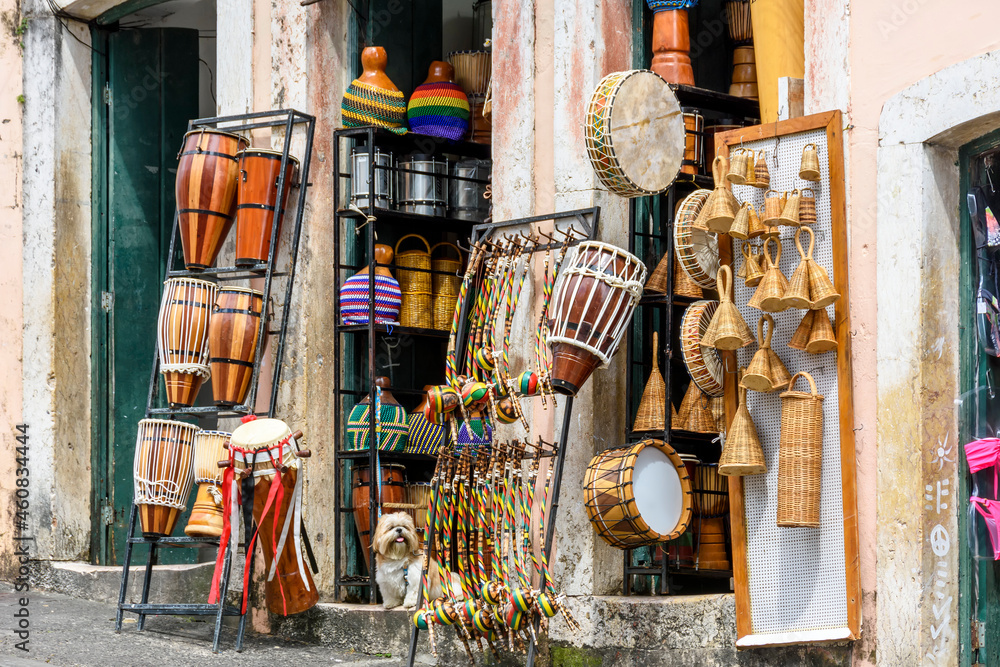 Obraz premium Commerce of typical products and musical instruments of various types on the streets of Pelourinho in the city of Salvador, Bahia