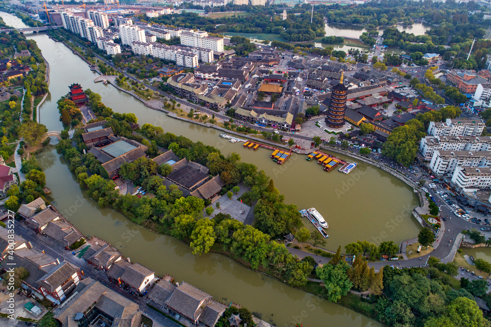 Obraz premium A view of qingjiang Gate of the Beijing-Hangzhou Grand Canal in Huaian city, East China's Jiangsu Province, Oct. 4, 2021.