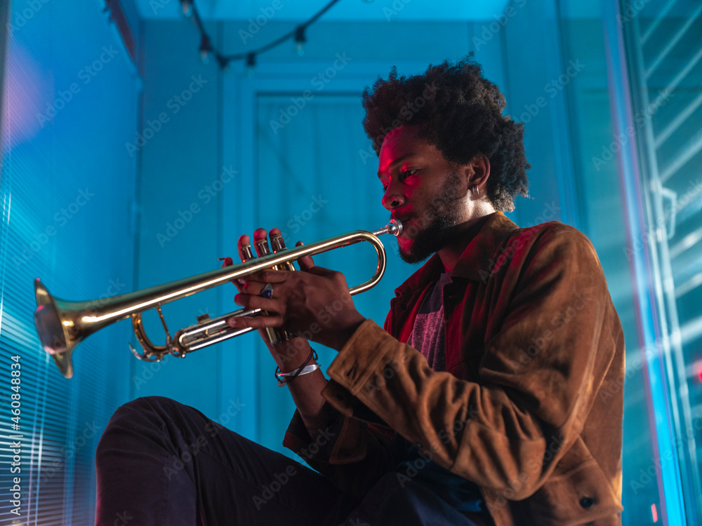 Obraz premium Young trumpeter performs at home