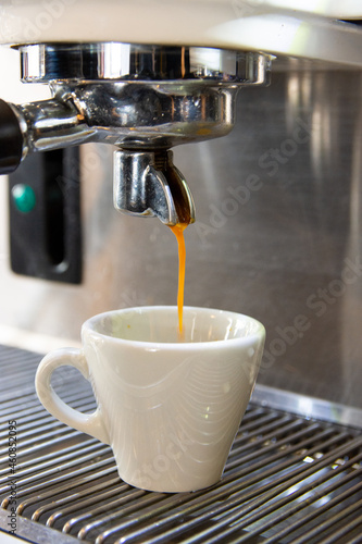 maquina industrial para hacer cafe en cafeteria de especialidad