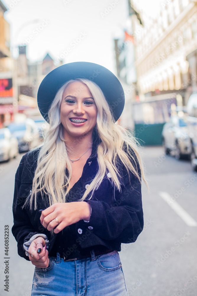 Obraz premium A Happy girl in city
