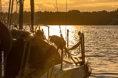Fototapeta Naklejka Na Ścianę i Meble -  Zachód słońca, jezioro Dobskie, Mazury, wrzesień, jacht
