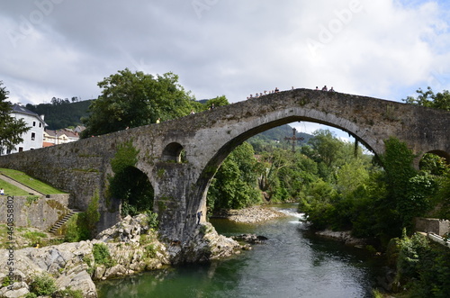 Cangas de Onís, España. Pueblo asturiano en los picos de Europa. 