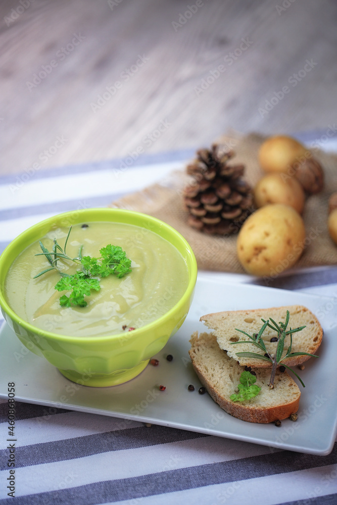 soupe de légumes vert, soupe de poireaux
soupe de légumes vert, soupe de poireaux