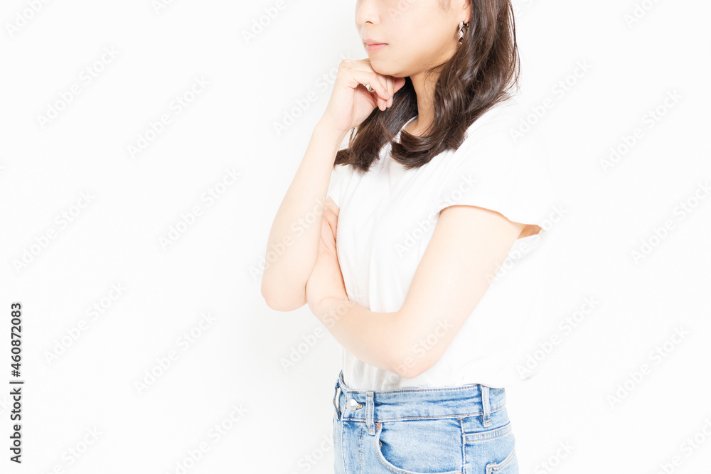 悩み事で困っている若い女性