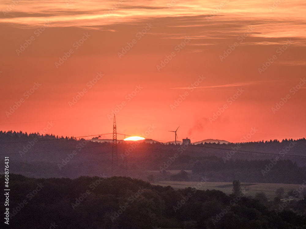 Fototapeta premium Strommasten bei Sonnenuntergang