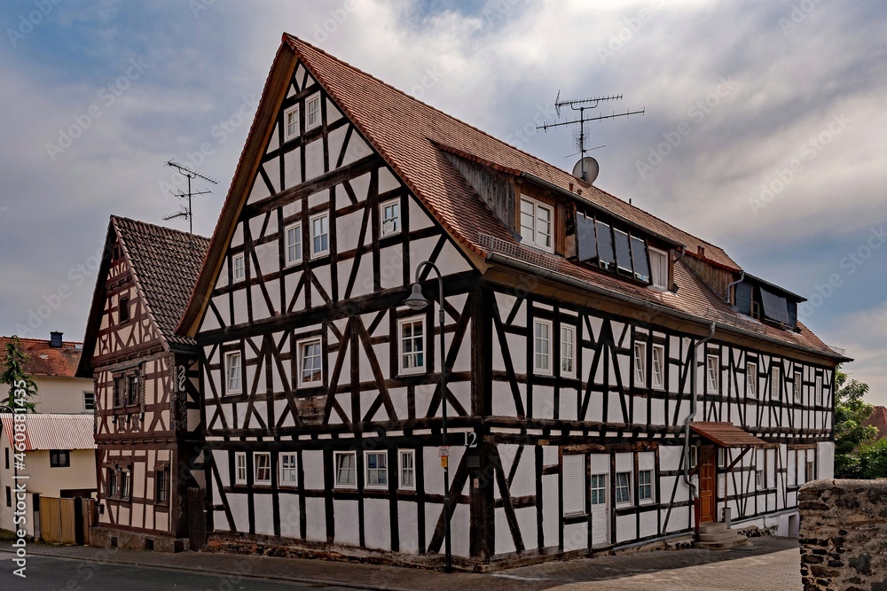 Obraz premium Fachwerkhäuser in der Altstadt von Wölfersheim in Hessen, Deutschland