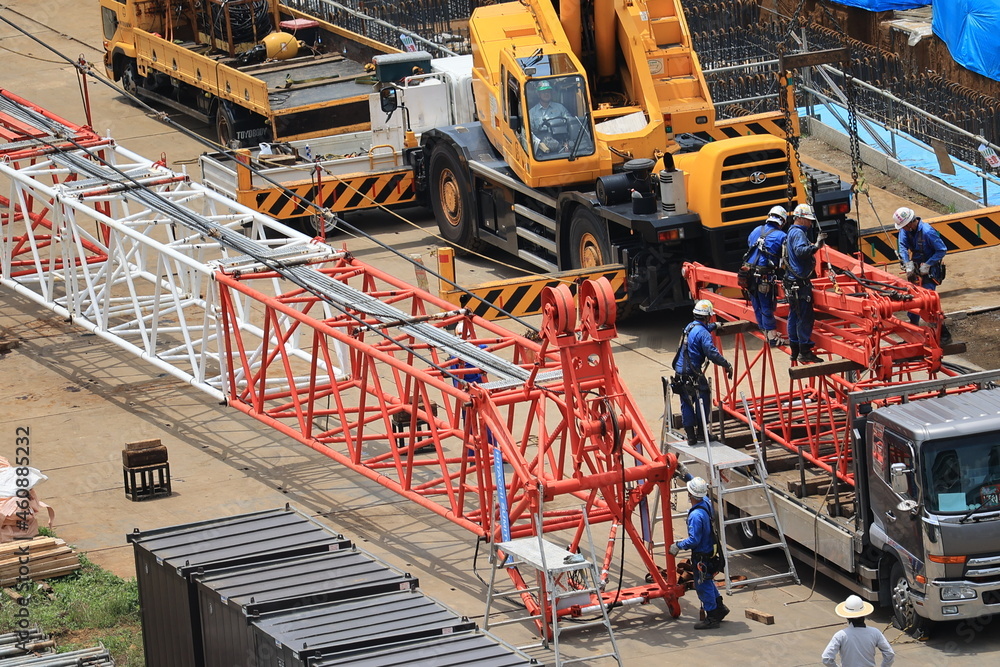 マンション建設現場のタワークレーン組立作業員 マンション建設現場のタワークレーン組立作業員