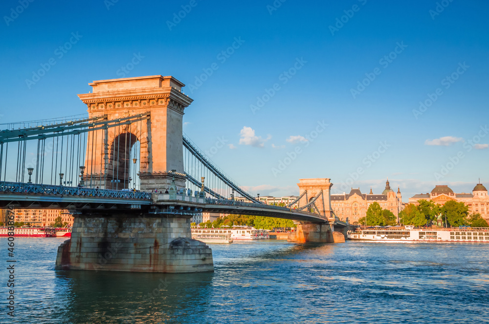 Obraz premium Panoramic view of the Chain Bridge over the Danube river in Budapest, Hungary