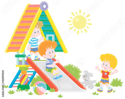 Happy little kids playing o...