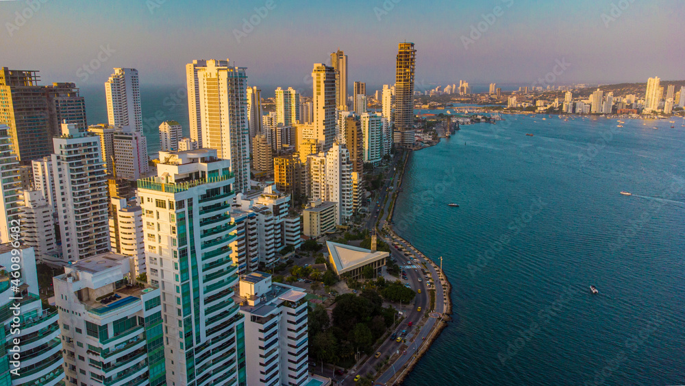 Atardecer en el barrio bocagrande en Cartagena, Colombia