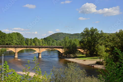 Pont Saint-Julien-de-Lampon (24370) route de Carlux (24370) sur la Dordogne, département de la Dordogne en région Nouvelle-Aquitaine, France