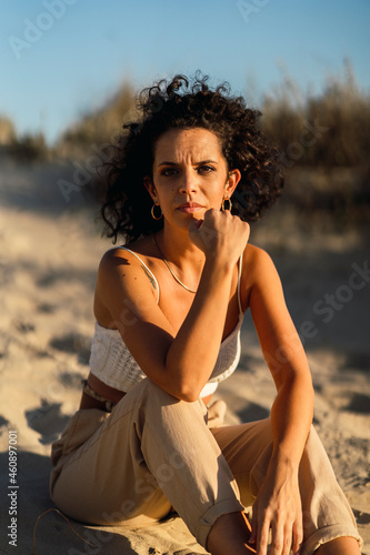 Chica joven morena posando al atardecer en la playa de cadiz